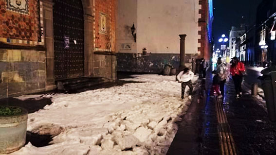 Espeso manto de granizo sorprende a la ciudad de Puebla