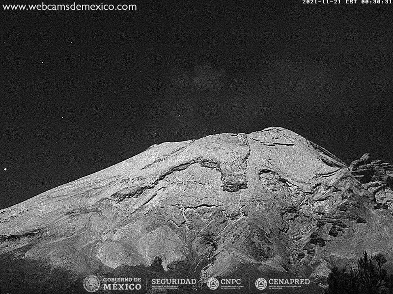 Nevada cubre de blanco al volcán Popocatépetl y con la Luna de testigo
