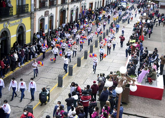 Conmemora Zacatlán con ceremonia y desfile Aniversario de la Revolución