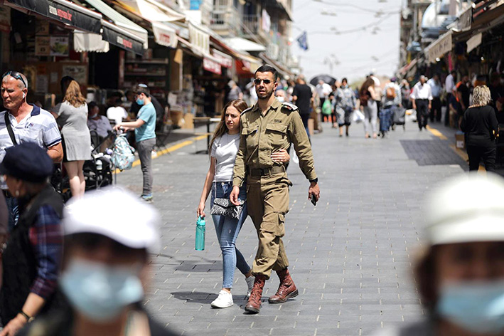 Israel reporta tres casos sospechosos de nueva variante de COVID-19 detectada en Sudáfrica