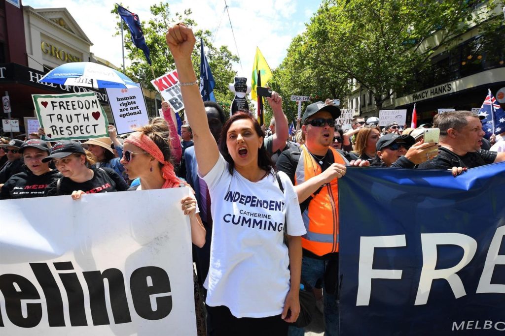 Miles de australianos protestan contra las medidas por COVID-19