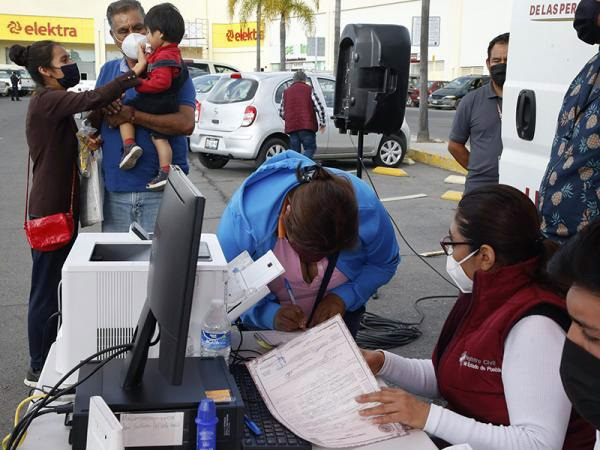 Familias obtienen actas de nacimiento civil