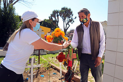Paola Angon, recorrió panteones en el municipio