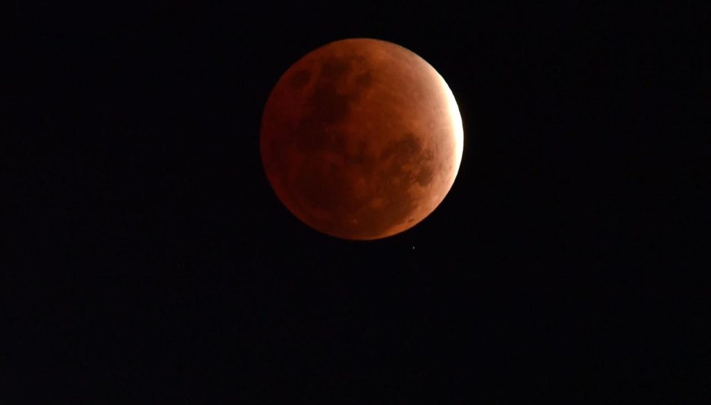 Así se vio en México el eclipse lunar parcial más largo de este siglo