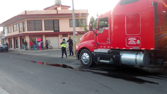Pipa con agua, atropella a ciclista