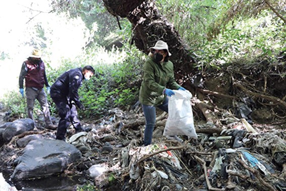 Realizan CEASPUE y SOAPAMA jornada de limpieza en barranca «La Leona»