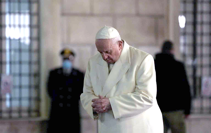 El papa Francisco reza en privado ante la Inmaculada en Roma