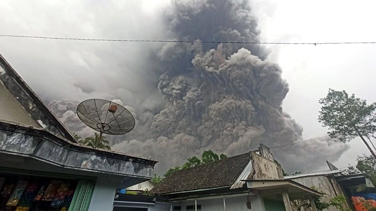 Erupción del volcán indonesio Semeru cubre de ceniza varias poblaciones