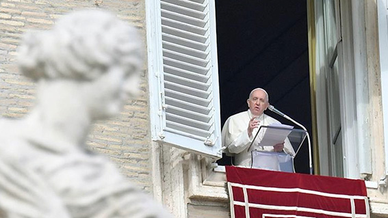 Papa Francisco critica reducción de inversión en educación y mayor presupuesto para armas en el mundo