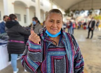 Avanza “Abraza a un Abue”, entregando “ponchos”