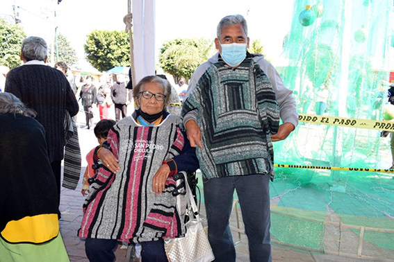 Avanza “Abraza a un Abue”, entregando “ponchos”