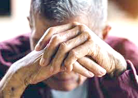 Par de abuelitos, atracados por un sobrino