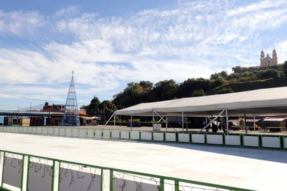 Pista de hielo al pie de la pirámide