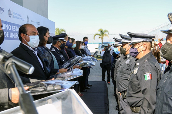 Entrega ayuntamiento uniformes a policías municipales