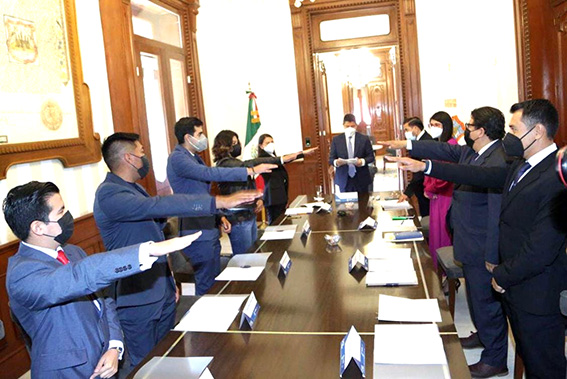 Eduardo Rivera toma protesta a los cuatro integrantes del Consejo de Jóvenes del Municipio