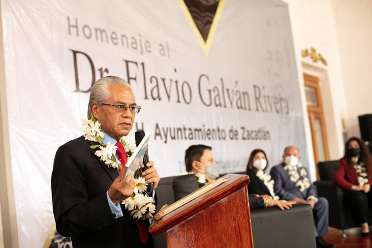 Entrega Gobierno Municipal copia del título de Ciudad al Doctor Flavio Galván