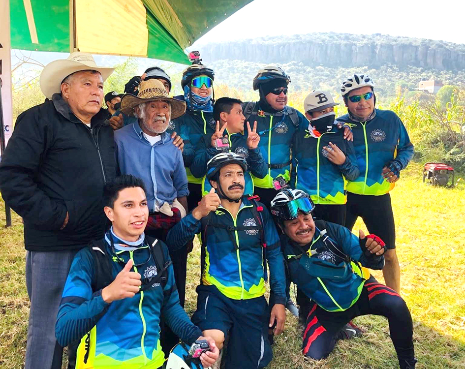 Abuelito de 86 años recibe premio por terminar reto ciclista con bicicleta “de panadero”