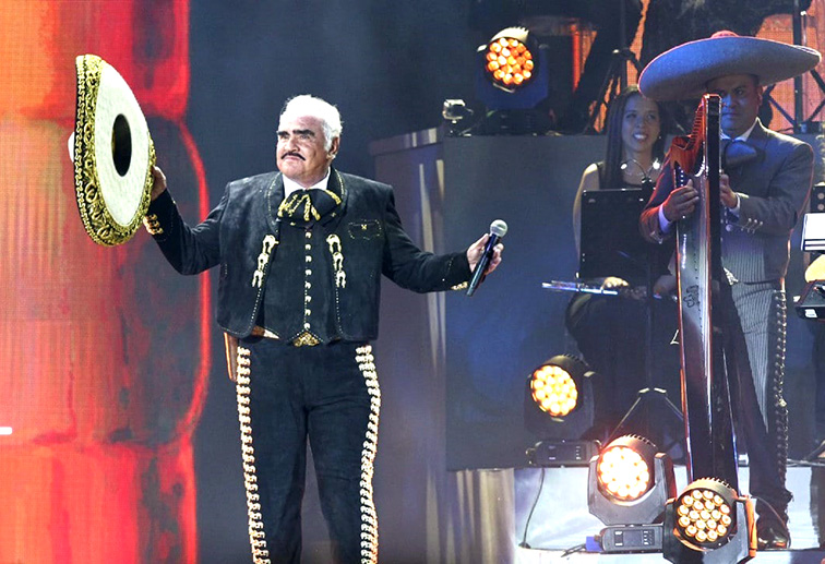 Condición de salud del cantante Vicente Fernández es crítica: médicos