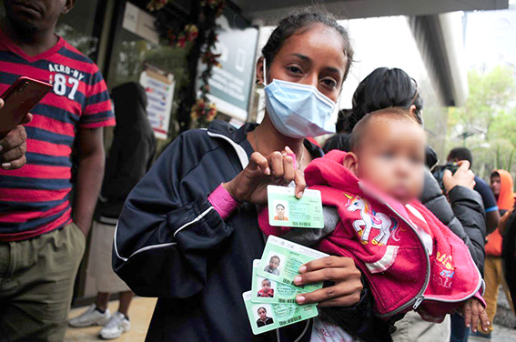 INM otorga primeras tarjetas humanitarias a migrantes en CDMX