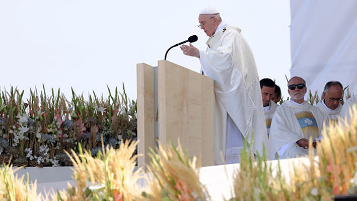 Sacerdote ortodoxo grita “hereje” al papa Francisco en Grecia