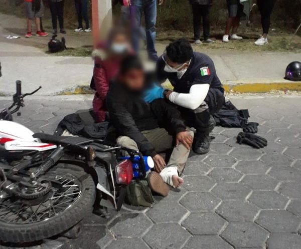 Combi embiste a motociclista