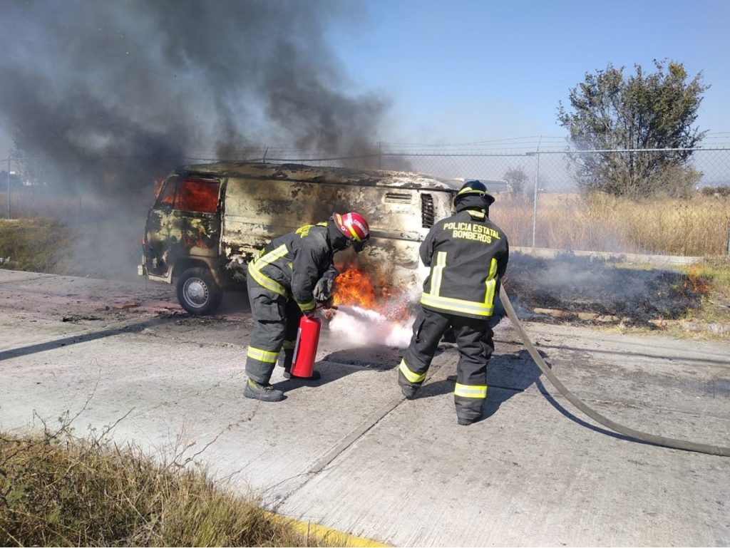 Combi consumida por el fuego