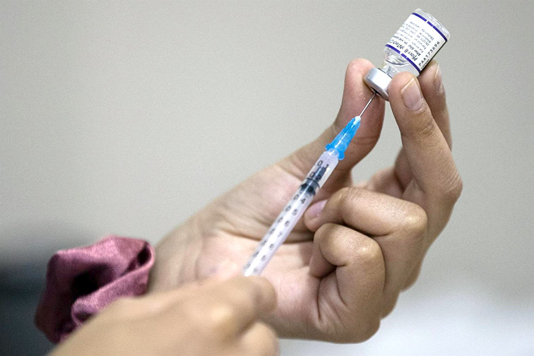 Pfizer tendrá lista nueva vacuna contra ómicron en marzo de 2022