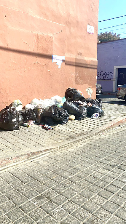 Basura amontonada en calles
