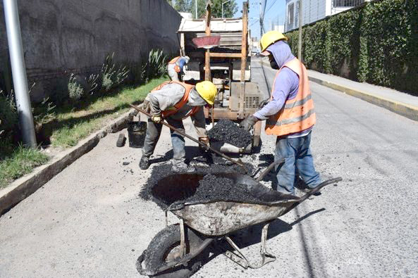 Continúan bacheando calles en el centro