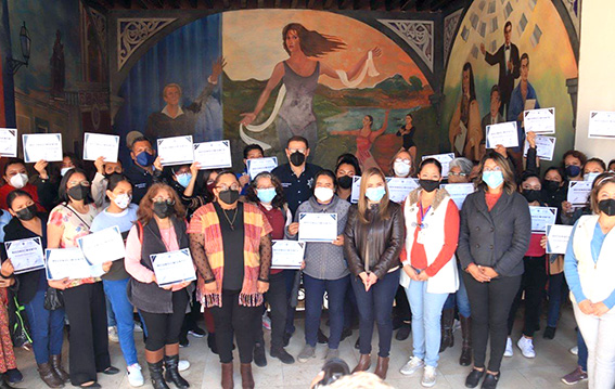 Mujeres participantes del curso de Manejo y Mujer Segura, reciben reconocimiento de Paola Angon