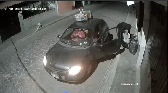 Pepenadores “fifi” riegan basura en las calles