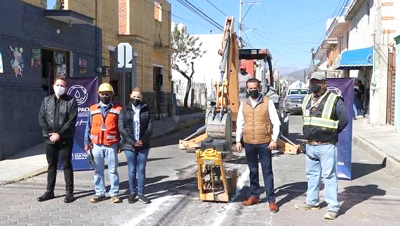 Supervisa Paola Angon sustitución de tuberías en el barrio de Xixitla