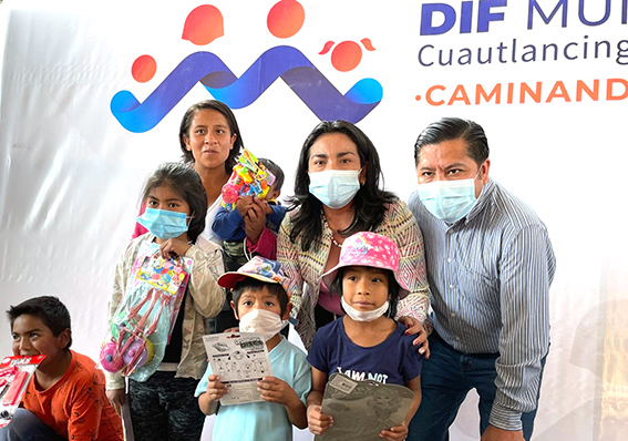 En carava de reyes, Filomeno Sarmiento entrega juguetes