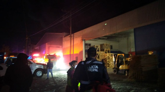 La Secretaria de Seguridad Pública, Vialidad y Bomberos, combate incendio en Sanctorum