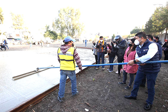 Eduardo Rivera Pérez inspecciona construcción del parque Tabachines