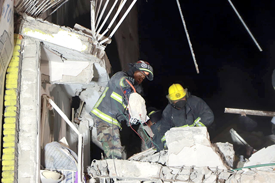 Rescata Bomberos del Estado dos cuerpos más en el barrio de San Matías