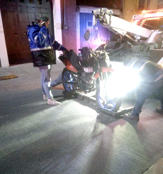 Choque entre combi y motociclista