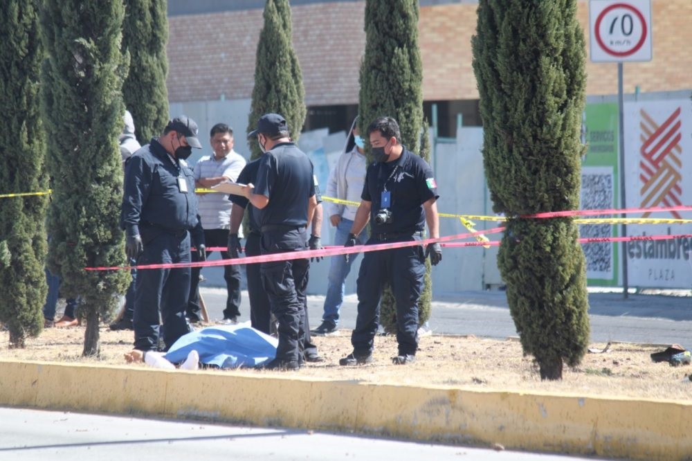 Motociclista derrapa y muere en federal a Atlixco