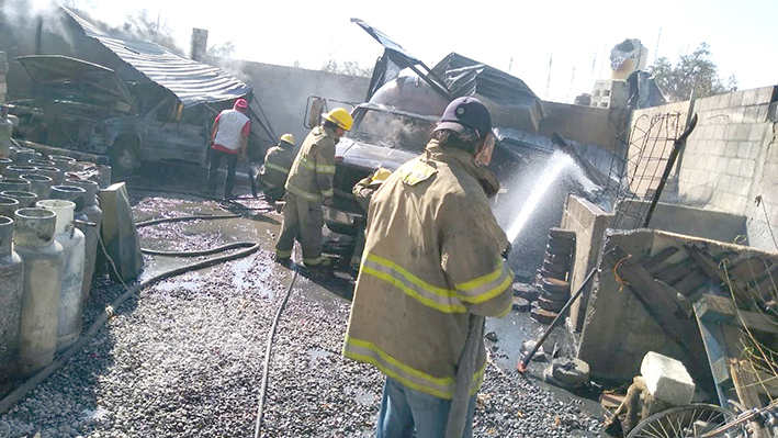 Explotan camionetas con tanques de gas LP dentro de predio particular en Huixcolotla