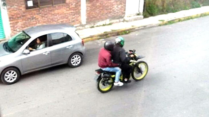 Alertan sobre asaltantes en motocicleta