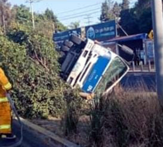 Pipa se voltea en Forjadores de Puebla