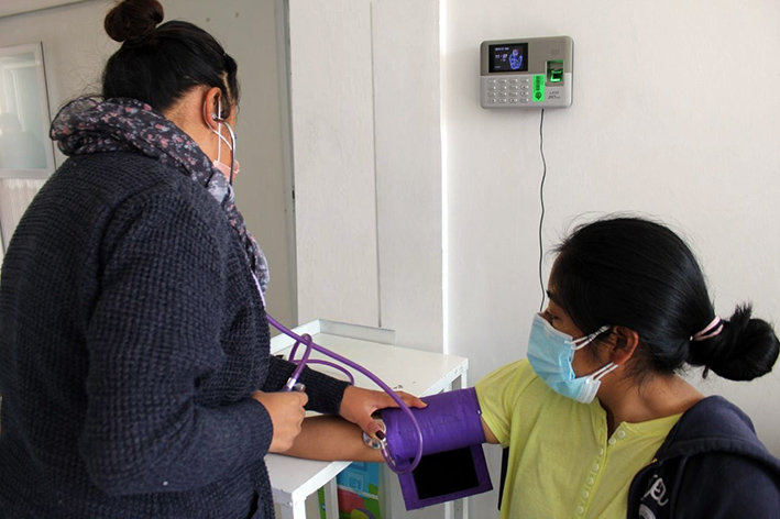 Servicios de salud lleva DIF a familias de San Francisco Acatepec