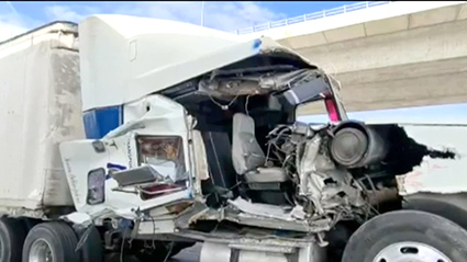 Tráiler se impacta contra segundo piso de la autopista México-Puebla