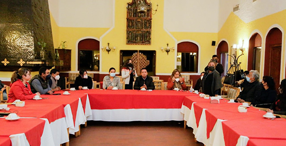Servidoras y servidores públicos realizan mesa de trabajo con autoridades auxiliares electas