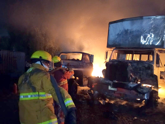 El fuego consumió 2 camiones