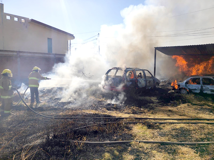 Fuego consume 2 vehículos en Tepalcatepec