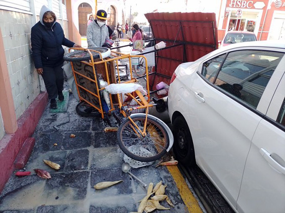 Aparatoso choque auto contra tamalero