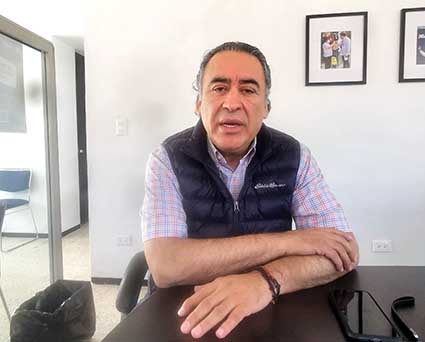 Se trabaja para erradicar la violencia contra la mujer: H .A. C. * No solo en casa, sino en todo lugar debe ser respetada Por Epigmenio ROJAS CASTRO CHOLULA.- “Venimos trabajado para erradicar la violencia en todo lugar, en todo momento y de toda forma, pero no solo con más penalidad, sino además poder ir rescatando la cultura del respeto en las nueva generaciones, algo primordial en toda sociedad, el respeto a la mujer”. Así lo señaló el Diputado federal Huberto Aguilar Coronado, en relación al próximo 8 de marzo Día Internacional de la Mujer, agregando “No solo debemos de realizar un acto protocolario el día 8 de marzo de cada año, se debe de trabajar todo los días, en favor a ella, para que se termine la violencia de todo tipo. Como recordaras en mi campaña fue una de las propuestas y estoy en ello. Se piensa que la violencia es solo en casa, pero no es así, la vemos en muchos lugares, en el ámbito laboral, educativo, social, en menor o mayor grado, pero ahí está y por ello se están realizando las acciones que permitan a la mujer sentirse no solo segura, sin respetada en todo momento”. Indicó es importante que ella misma participe, que ella misma se haga respetar, y si alguien no la respeta, debe de acudir ante la autoridad a denunciar y no permitir que el problema avance. Reconoció que la pérdida de valores, “es un factor determinante en la violencia contra la mujer; por ello también estamos llegando a esos niveles para rescatar los principios y valores que nos ayuden a que todo mundo, en todo lugar, en todo momento, respete siempre a la mujer”, terminó señalando.
