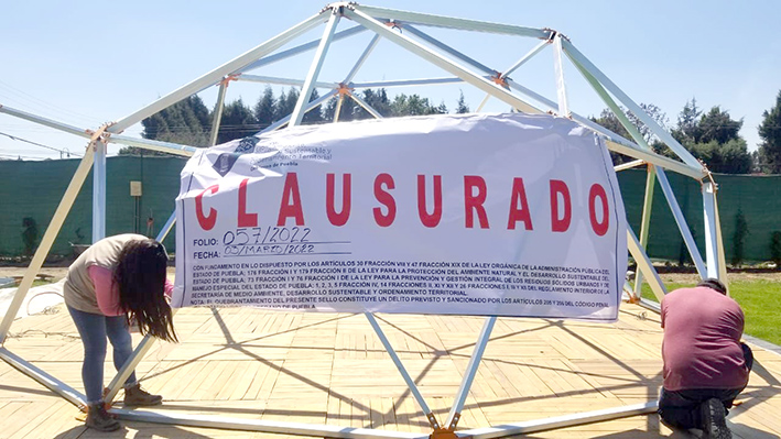 Construcción al pie de la pirámide clausurada