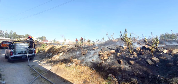 Sofocan bomberos dos incendios